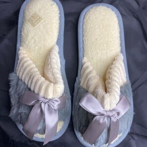 NWOT Cozy Women's Slippers with Bow - Cream and Gray